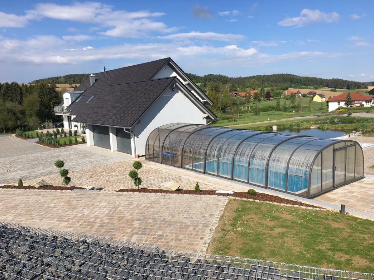 Landhaus Ferienwohnungen Mit Pool Und Wellness Neukirchen-Balbini Exteriör bild