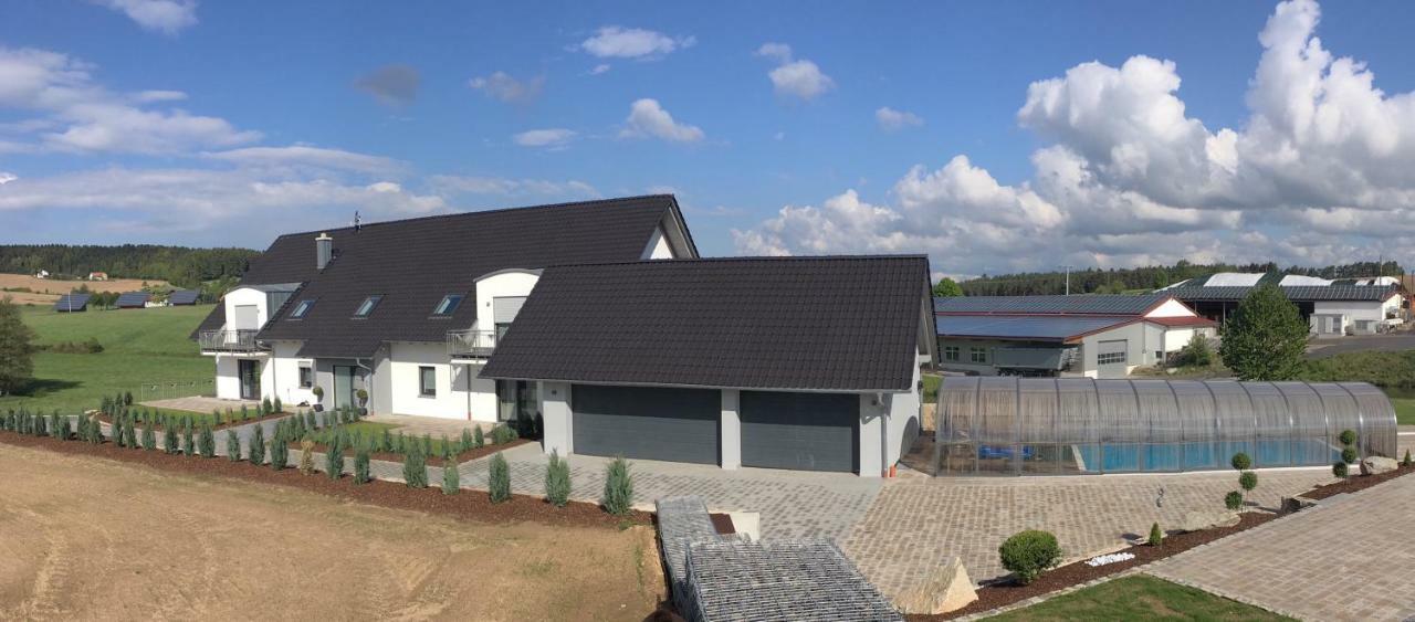 Landhaus Ferienwohnungen Mit Pool Und Wellness Neukirchen-Balbini Exteriör bild