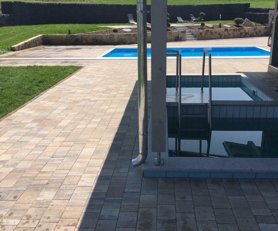 Landhaus Ferienwohnungen Mit Pool Und Wellness Neukirchen-Balbini Exteriör bild